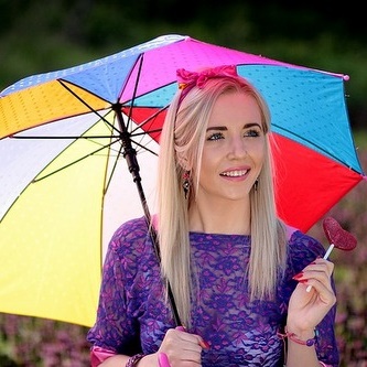 negatywne myślenie pokrzepia dziewczynę z parasolką, widoczną na zdjęciu